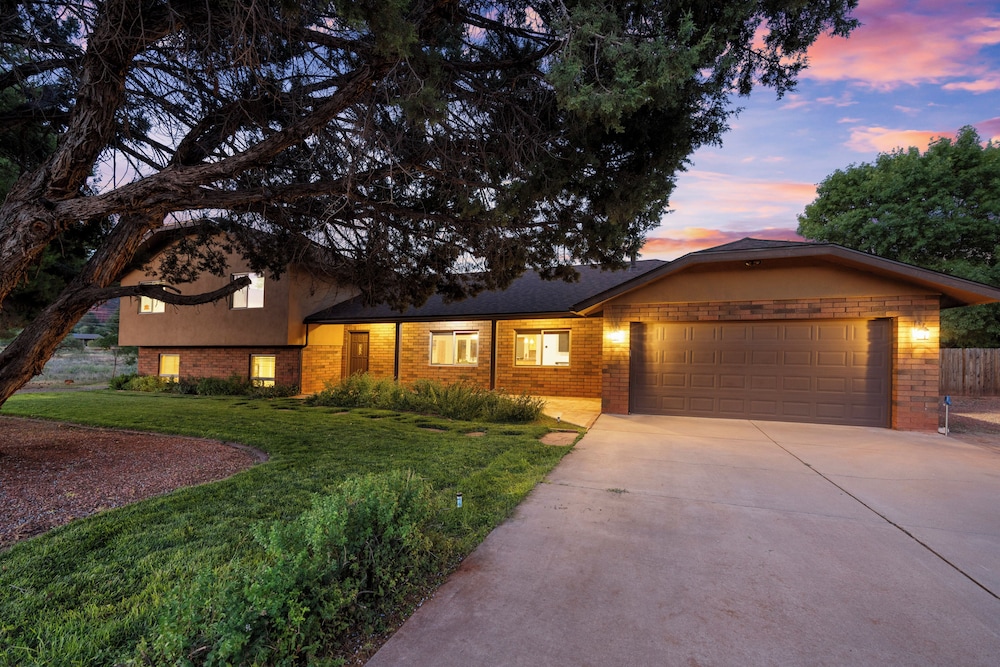 Castle Rock Views: Sedona Retreat w/ Hot Tub!