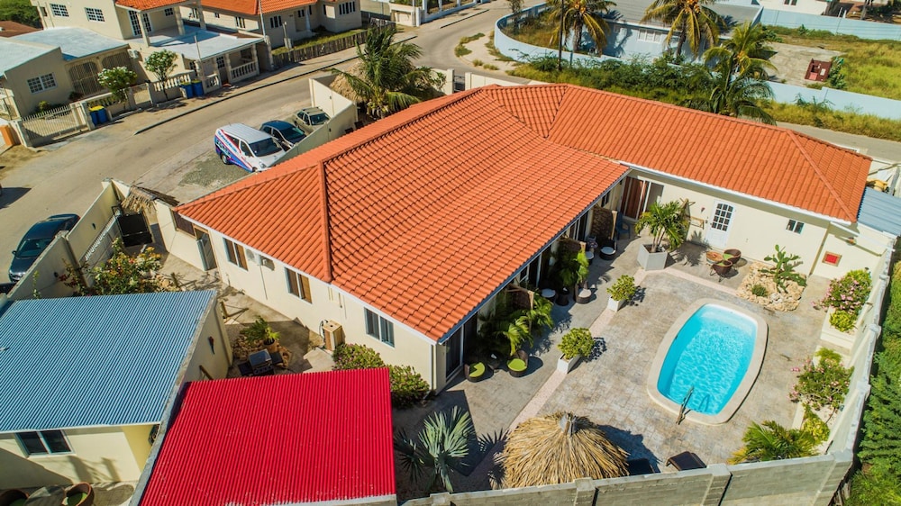 Poolside 1-bed Near Palm Beach