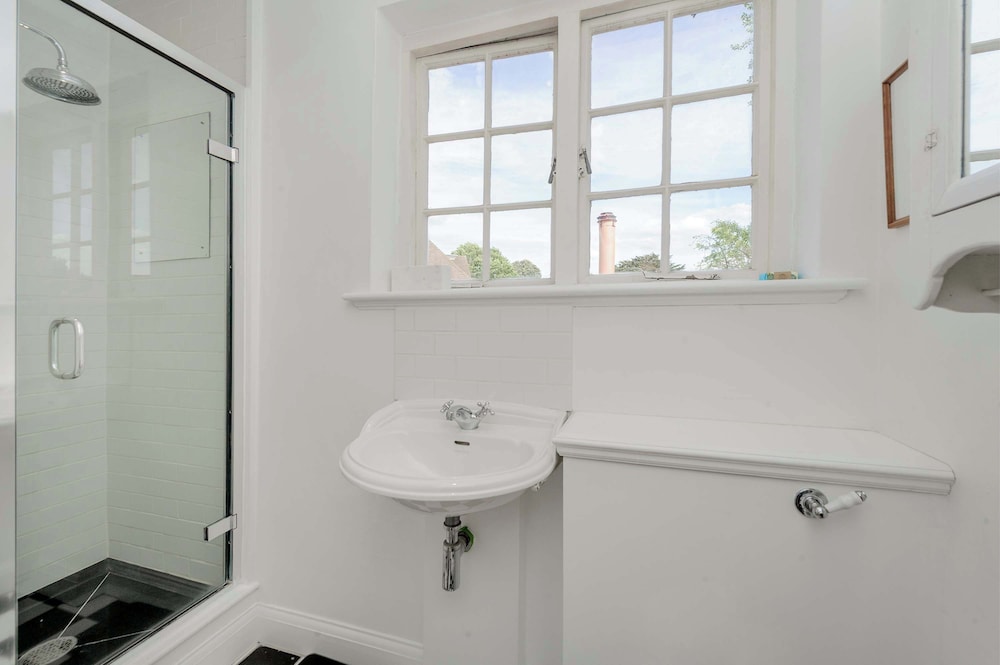 Beautiful Family Home w Garden Pool - Wimbledon