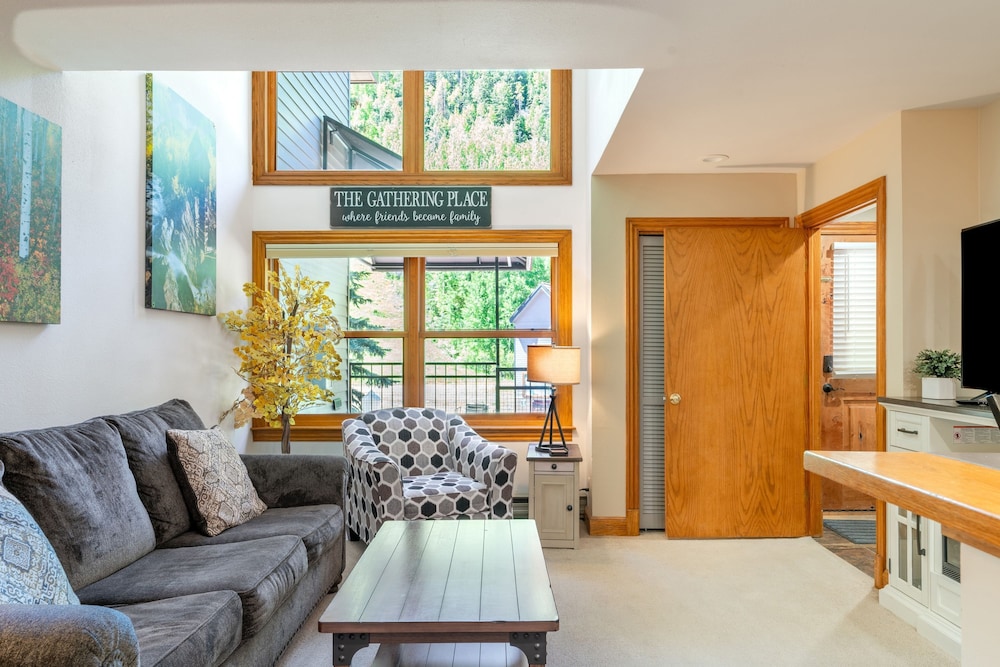 Cimarron Lodge 14 by Avantstay Ski-in Ski-out Property in Complex w Two Hot Tubs Permit 3601
