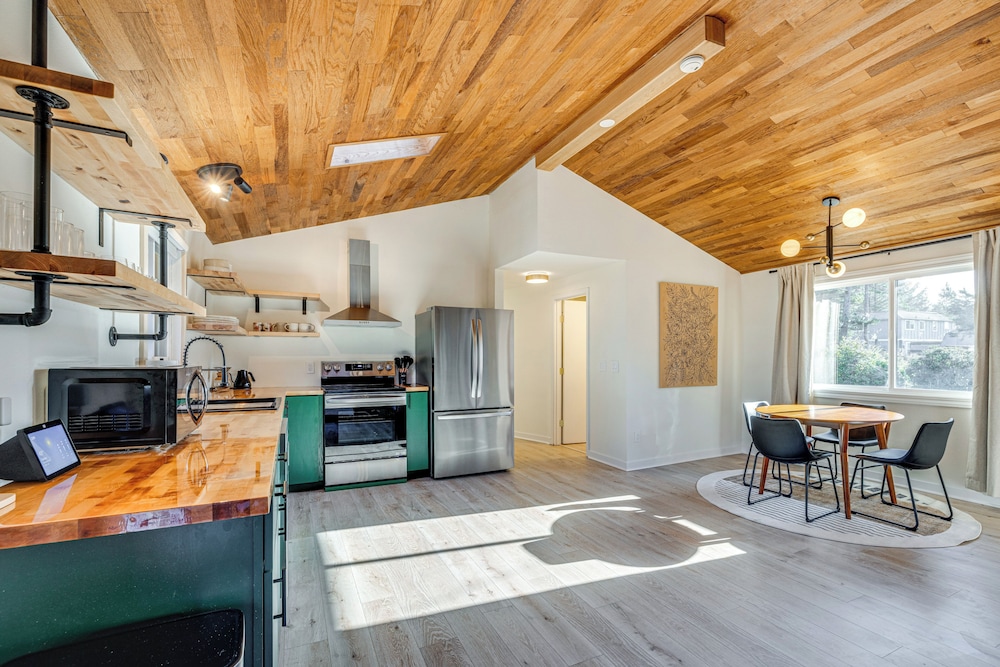 Modern Oregon Cottage w/ Hot Tub: Walk to Beach!