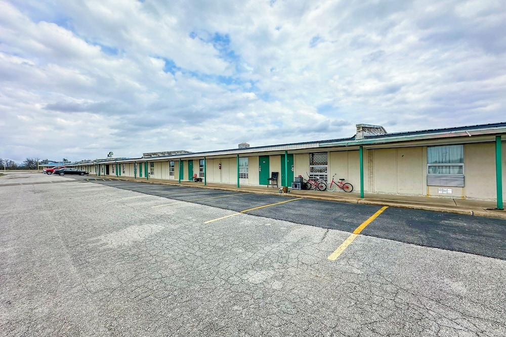 Shamrock Kings Inn By Oyo Marked Tree I-555