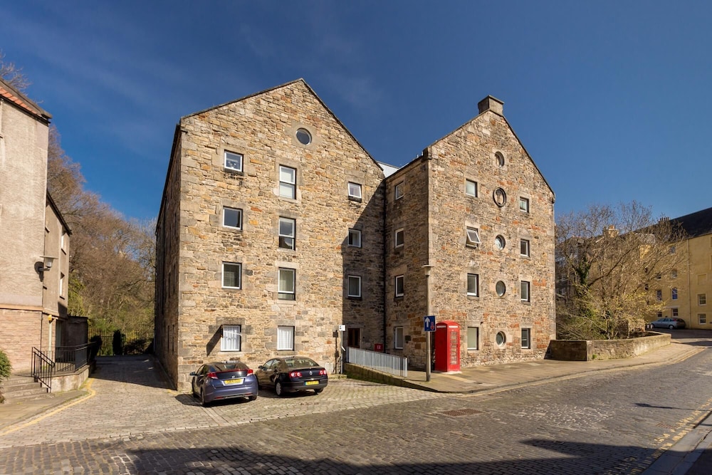400 Attractive 2 Bedroom Apartment in Lovely Dean Village view 2