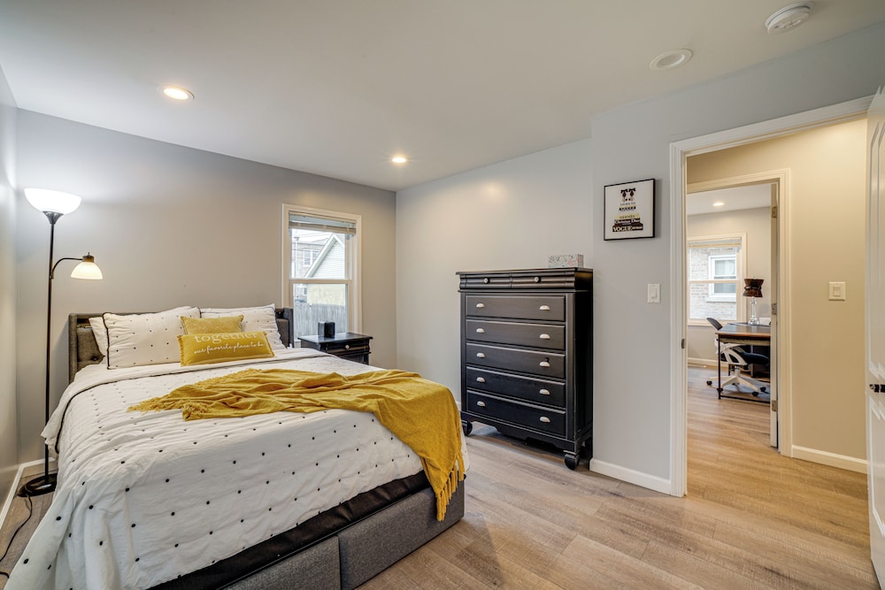 4 Mi to Lake Michigan: East Chicago Home w/ Grill
