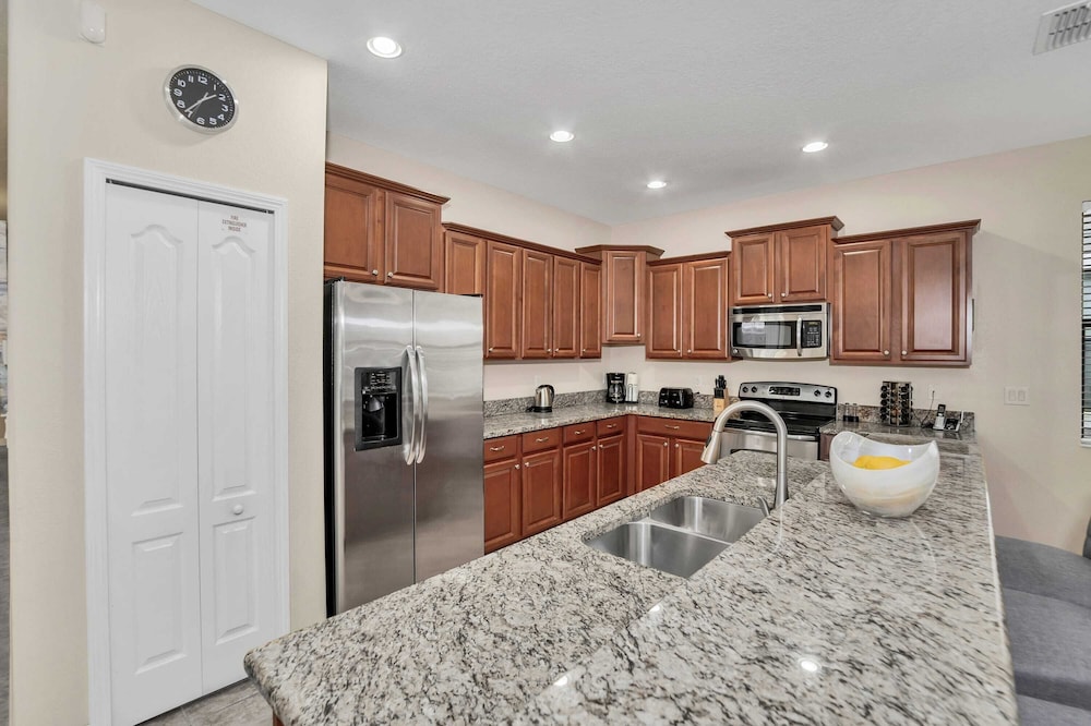 Modern Home, Big Pool Area Near Disney, CDC Cleaning 4cg456 - Image 2