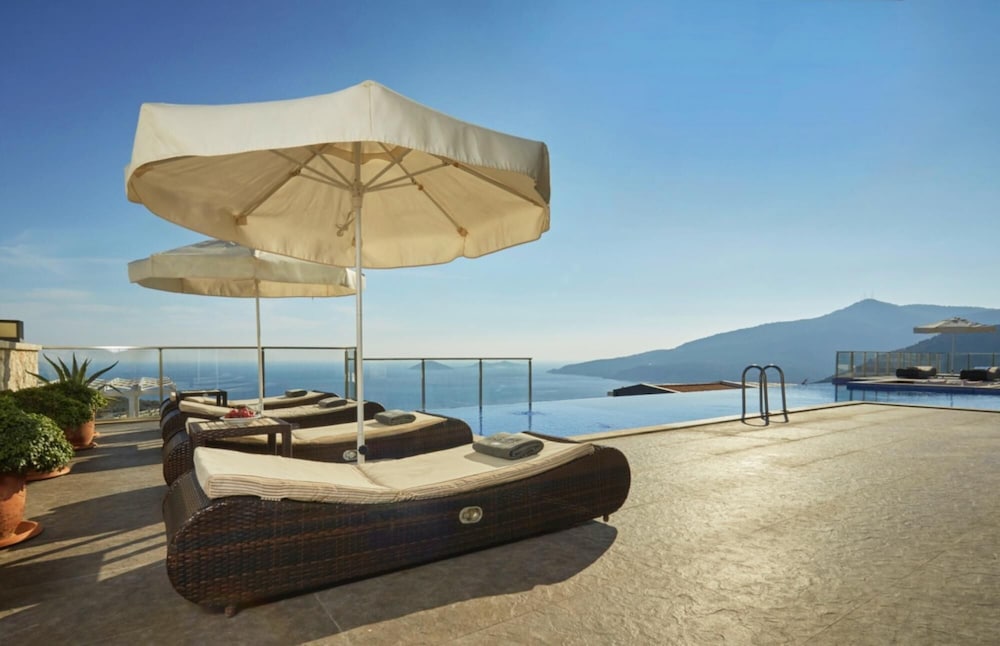 Villa Elmas -stunning 5 bed Villa With Rooftop bar view 3