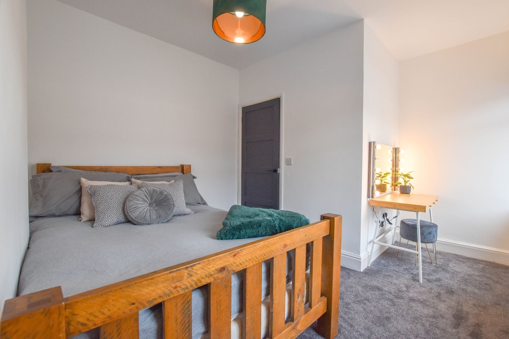Impeccable 4-bed Home Close to City Centre view 4