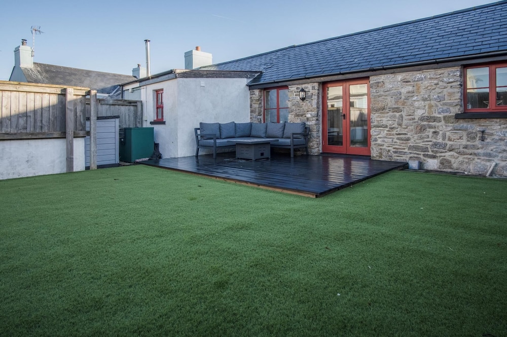 The Old Stables - 3 Bedroom Cottage - Angle