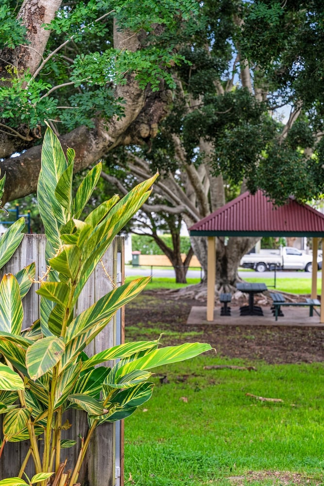 Spacious Family Home With Garden in Quiet Suburb