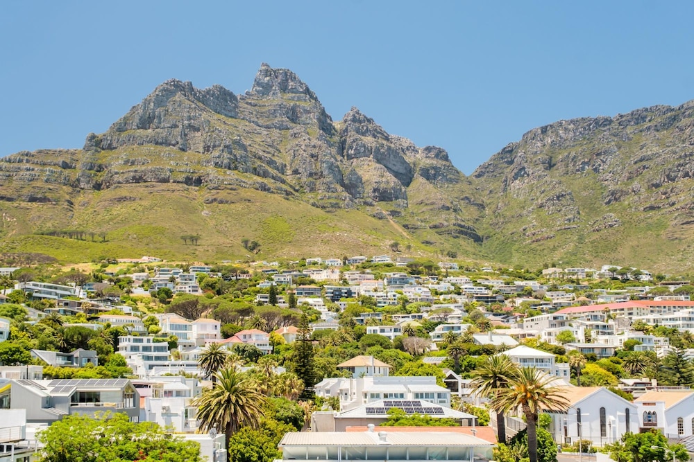 Apartment w Sea Views by Camps Bay Beach Kyanos