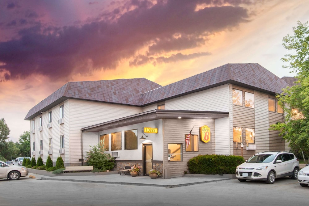 Buffalo Vacations - Super 8 by Wyndham Buffalo - Property Image 2
