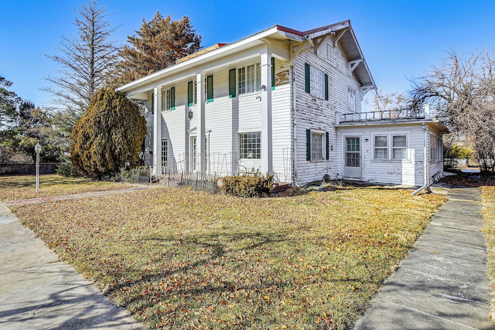 Half-mi to Atwood Lake: Spacious Home!