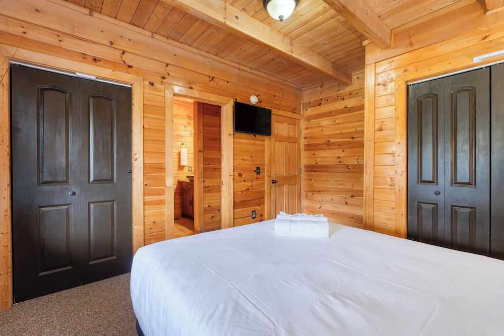 Mountains are Calling by Avantstay Sleeps 8 Hot Tub + Game Loft Located in Douglas Lake Resort