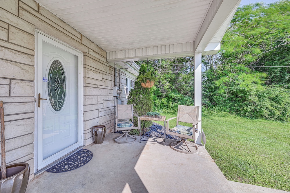 Near Dtwn Somerset: Tranquil Getaway w/ Fire Pit