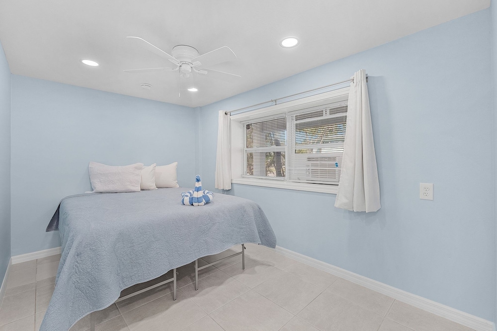 140 Barefoot Bungalow: 4br/2ba W/ Heated Pool! 4 Bedroom Home