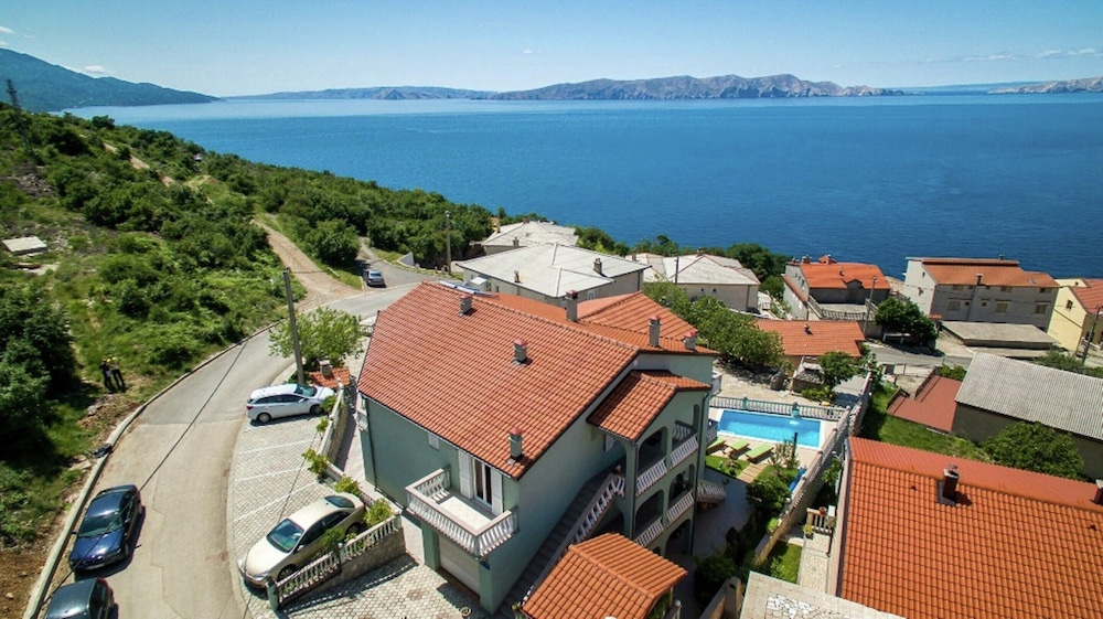 Adorable Home With Swimming Pool and sea View