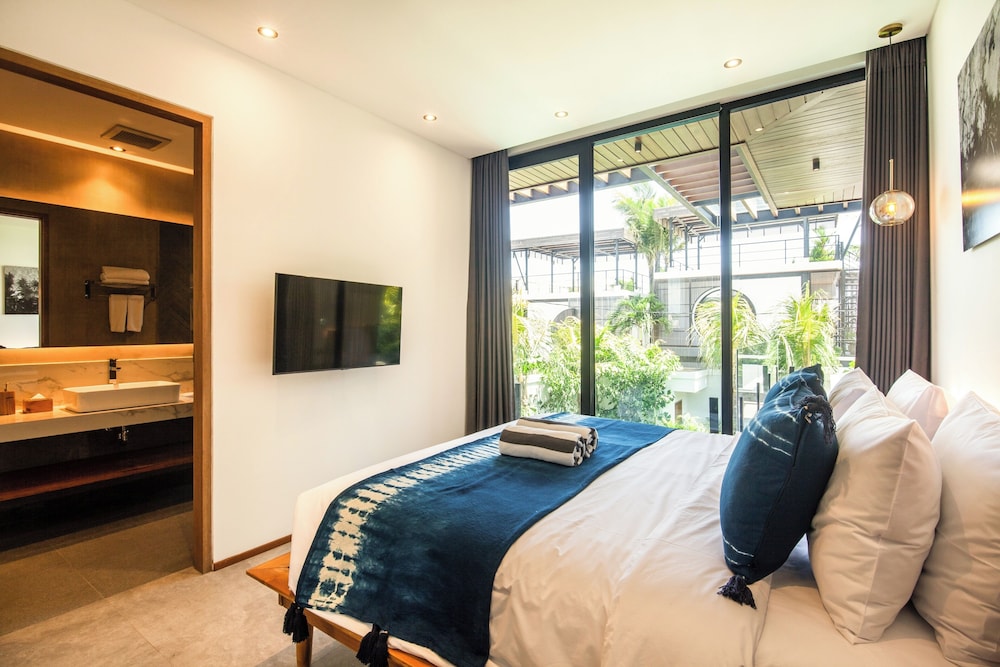 Seaside Escape: 4BR Villa, 190m to Canggu Beach