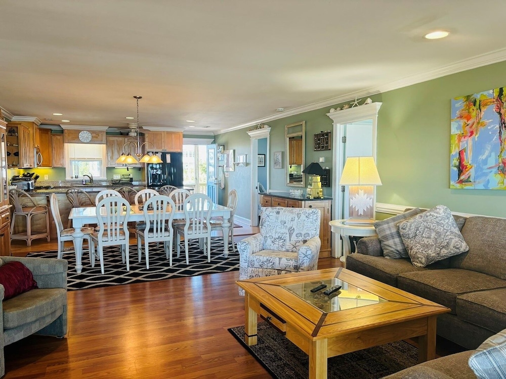 Clamelot 4 Bedroom Home by RedAwning
