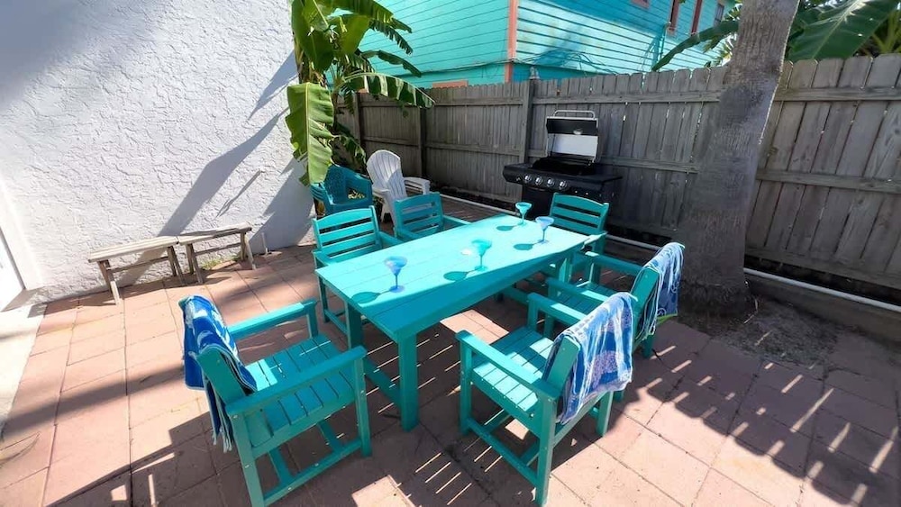 Fun Retro Island Vibe Sleeps 17 Beach 1 Block 4 Bedroom Home
