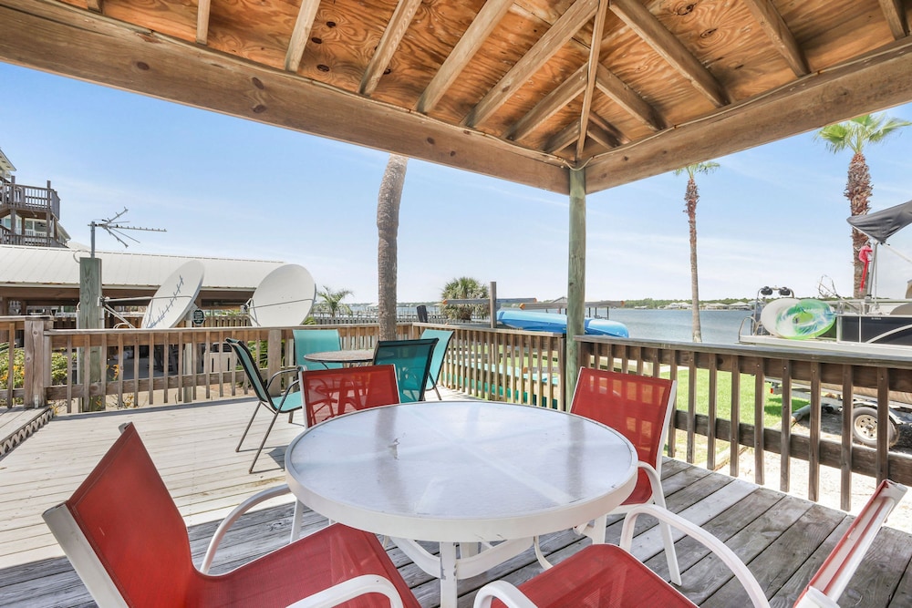 Lagoon Landing 202- Beautifully Decorated Condo With Balcony Pool Steps to Beach Lagoon