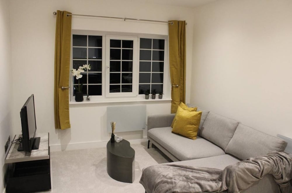 Luxury 2 Bed Apartment In Rochester view 4