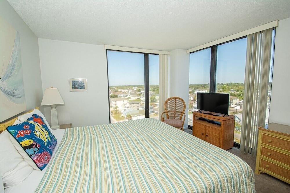 Sea Castle 8g 3 Bedroom Condo
