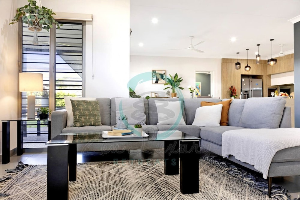 Zenhouse Vista Elegant 5-br Coastal Haven