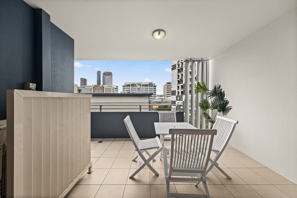 South Brisbane 2BR Apt With Gym & Sauna Access