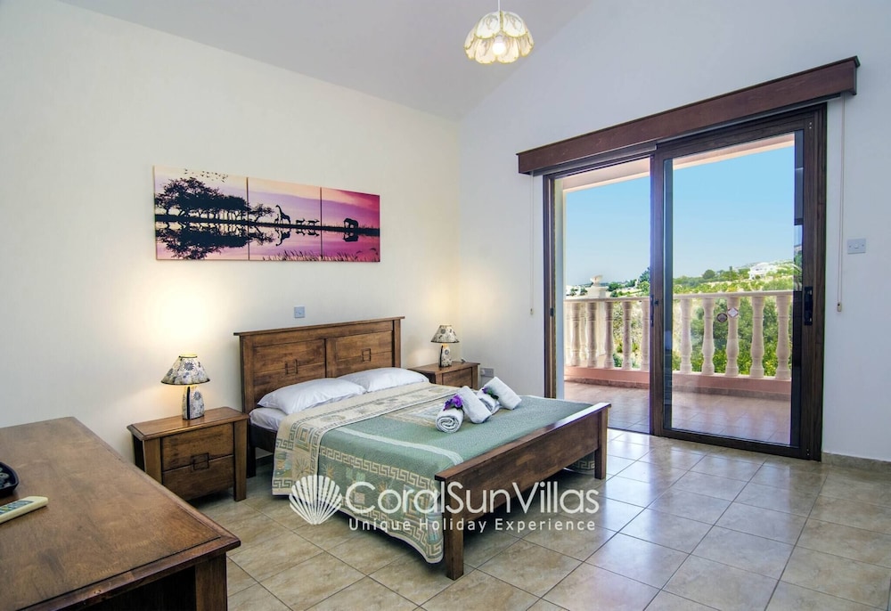 Family Villa Short Walk To Coral Bay Strip 5 Min and Pub, Shops etc