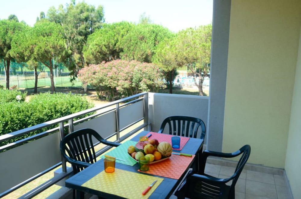 Residence with pool in Luni Mare