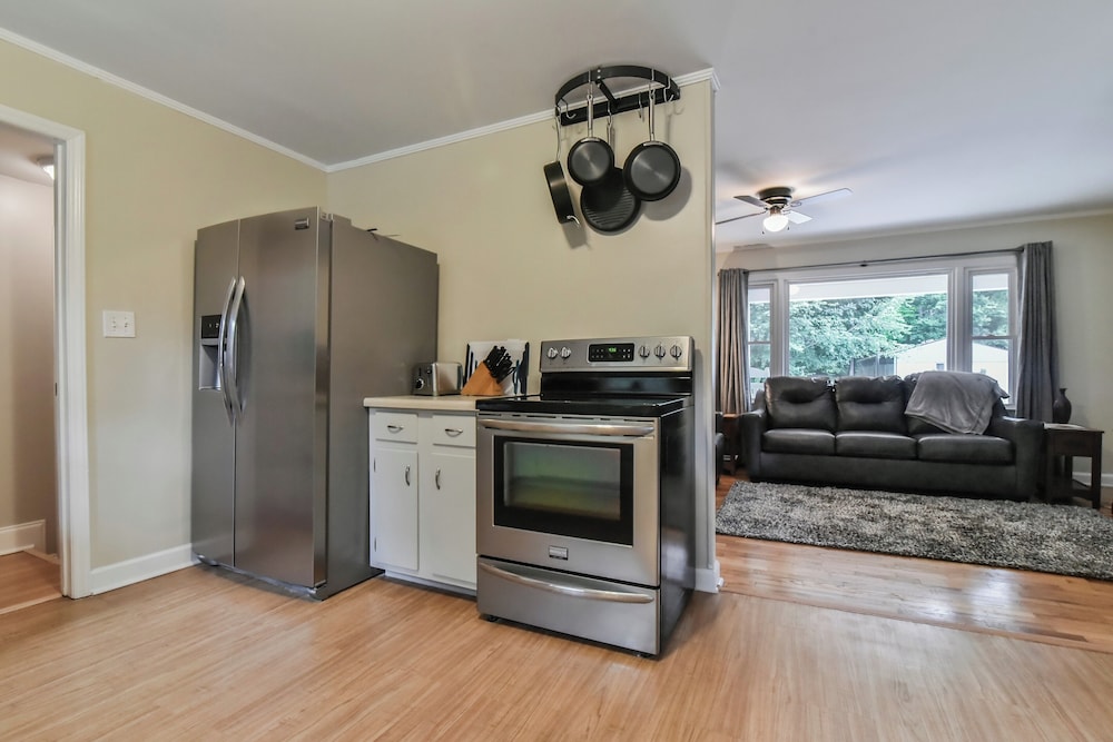Grey Eagle Cottage with Hot Tub