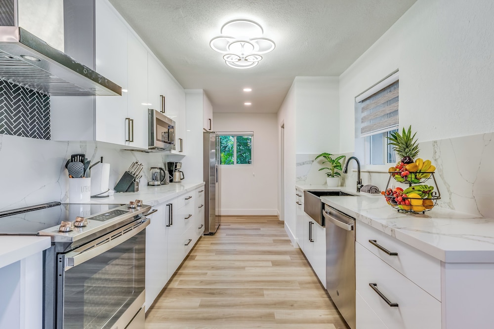 Friendly Fox Luxury Home with Pool & Spa