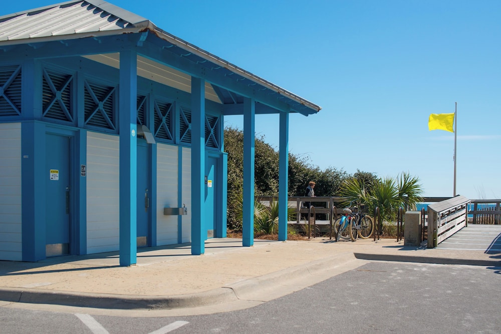 Aquamarine! Sleeps 12! Close to Community Pool! Private Beach Access!