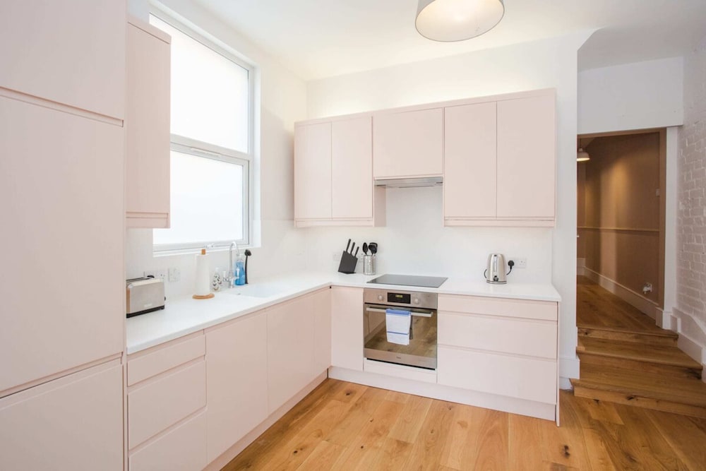 Stylish & Modern 3 Bed Flat in NW London With Garden