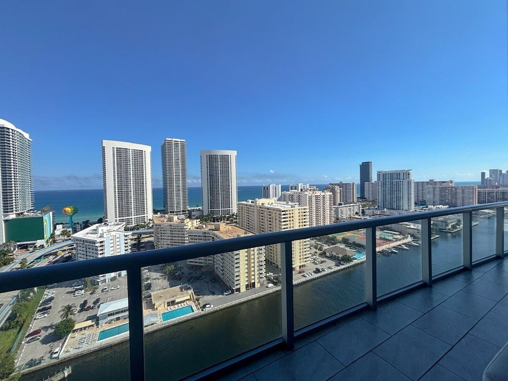 Luxury 3-BR Apartment with Stunning City