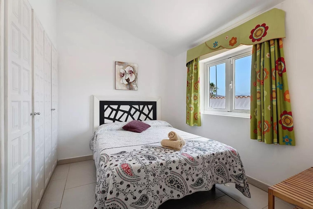 3 Bed Villa - Sleeps 6 - Pool - Hottub- Parking