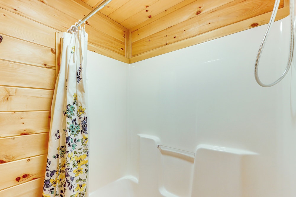 5 Mi to Dtwn Blue Ridge: Spacious Cabin w/ Hot Tub