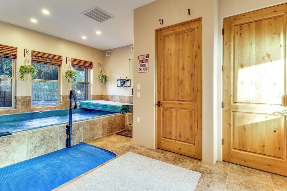 Close to Fool Hollow Lake! Show Low Cabin Getaway