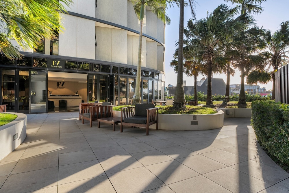 City Escape With Balcony & Resort-style Amenities