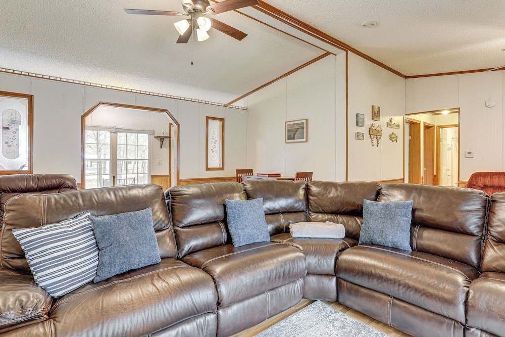 < 1 Mi to Greers Ferry Lake: Dog-friendly Home!