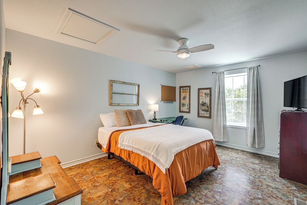 6 Mi to Granbury City Beach Park: Apt w/ Veranda!