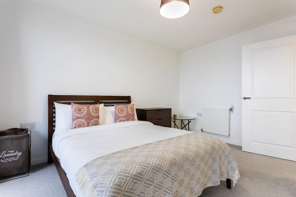 Modern 1 Bedroom Apartment Near Canary Wharf With Balcony