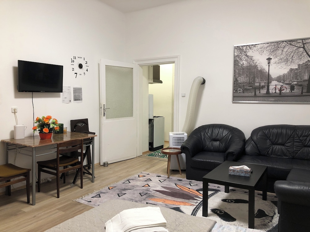 Charming 1BR Apt With Garden Danube