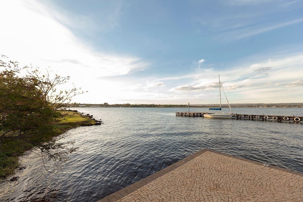 Apt Facing Lake Paranoa - Clr314