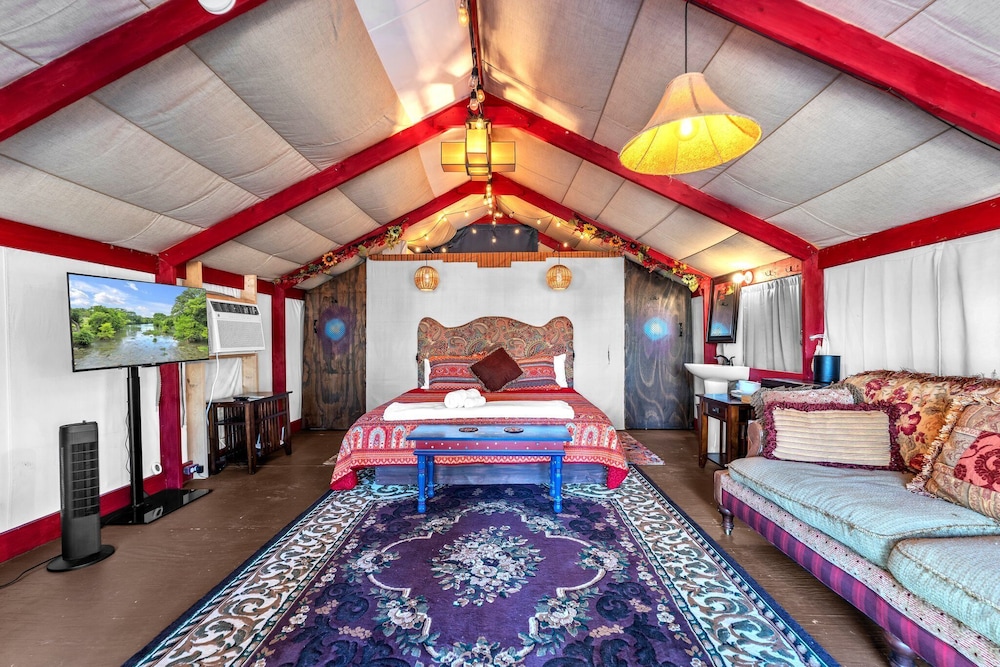 Bohemian Cabin: Hot-tub, Serene Retreat, Pet-friendly, 10-mins to Downtown!