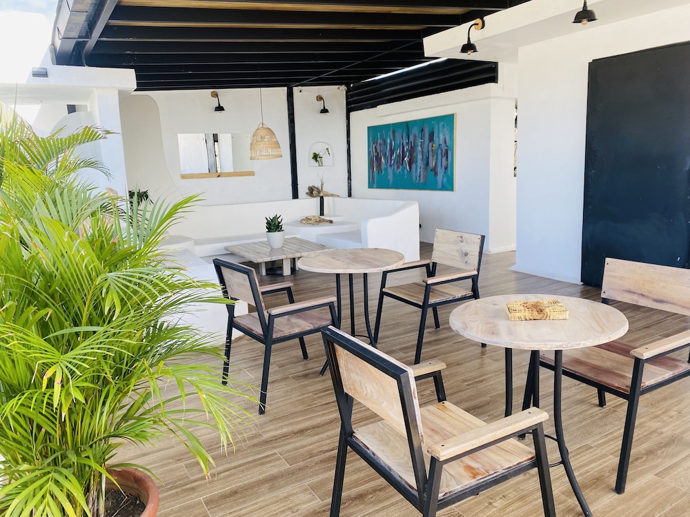 Hotel Ocean Breeze - Image 1