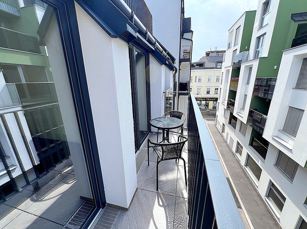 Apartments next to Public Transport GG13