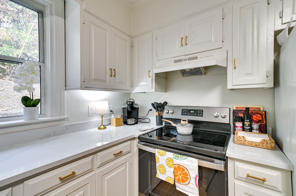 Oxford Vacations - Centrally Located Home Steps to Oxford Square! - Property Image 19