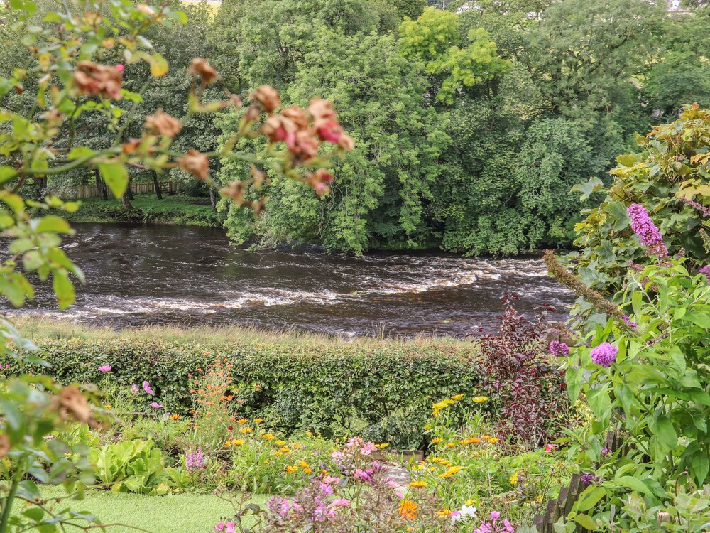 1 Bridge End & Garden