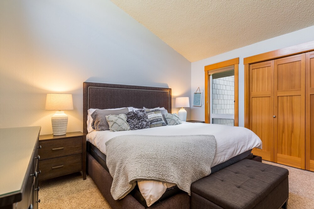 Coastal Chic Beach Condo by Avantstay Balcony view 5